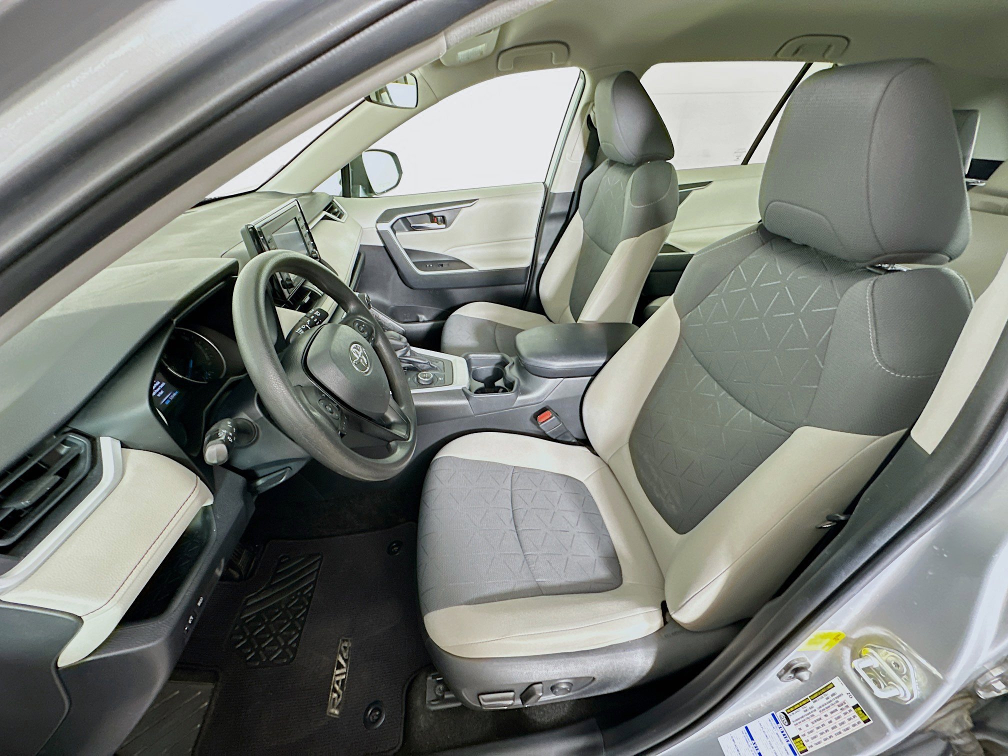 Used 2020 Toyota RAV4 XLE w/ Carpet Mat Package image 13