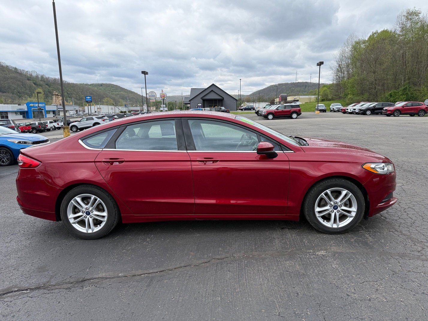 Used 2018 Ford Fusion SE w/ Fusion SE Technology Package FWD image 2