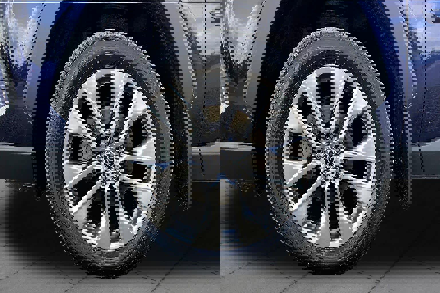 Used 2021 Toyota RAV4 XLE Premium image 11