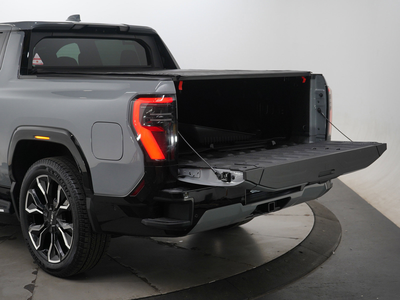 Used 2024 GMC Sierra EV Denali image 9