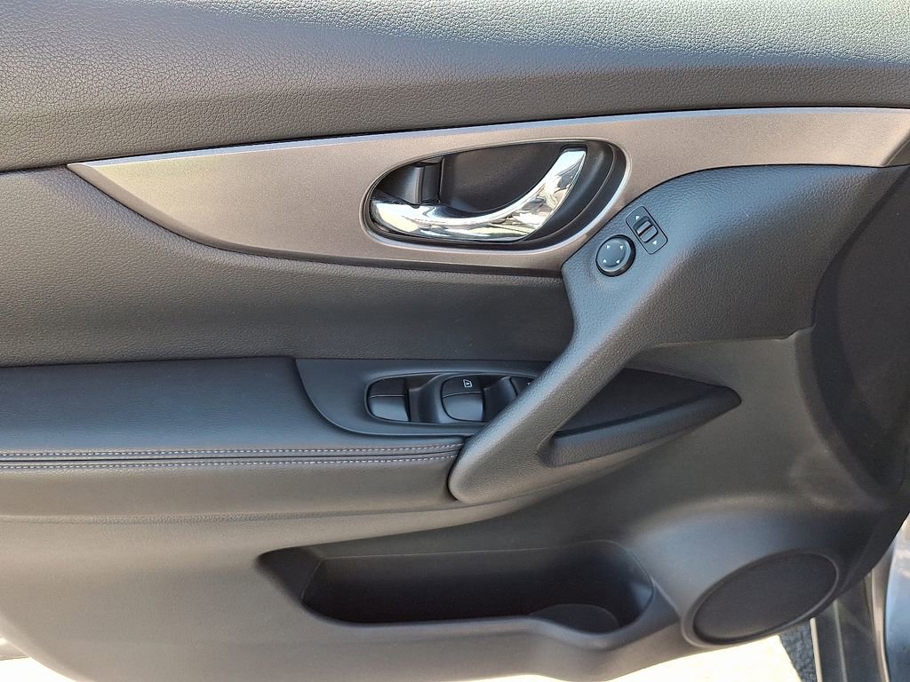 Used 2016 Nissan Rogue SV AWD/4WD image 13