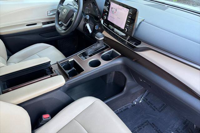 Certified 2023 Toyota Sienna XLE FWD image 17