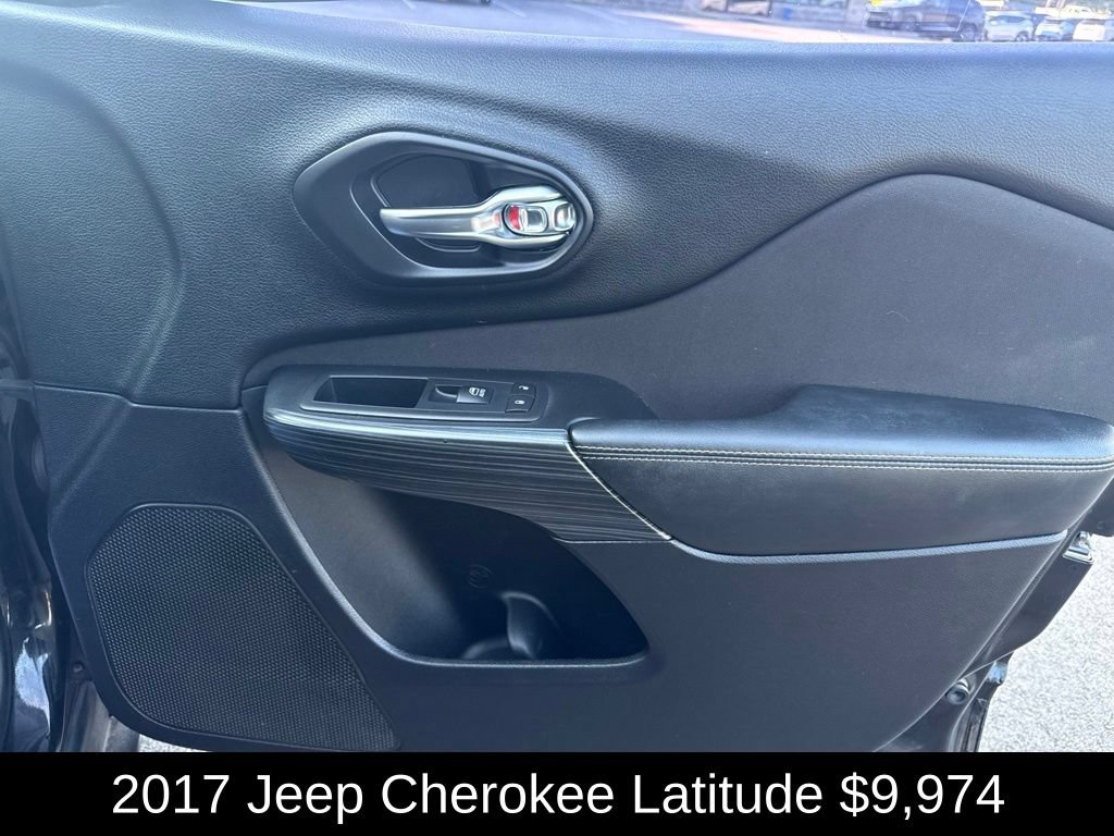 Used 2017 Jeep Cherokee Latitude FWD image 17