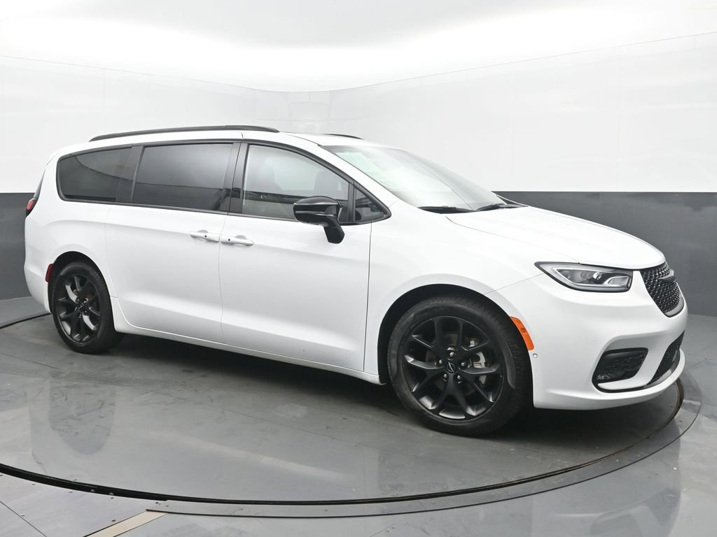 Used 2025 Chrysler Pacifica Limited image 7