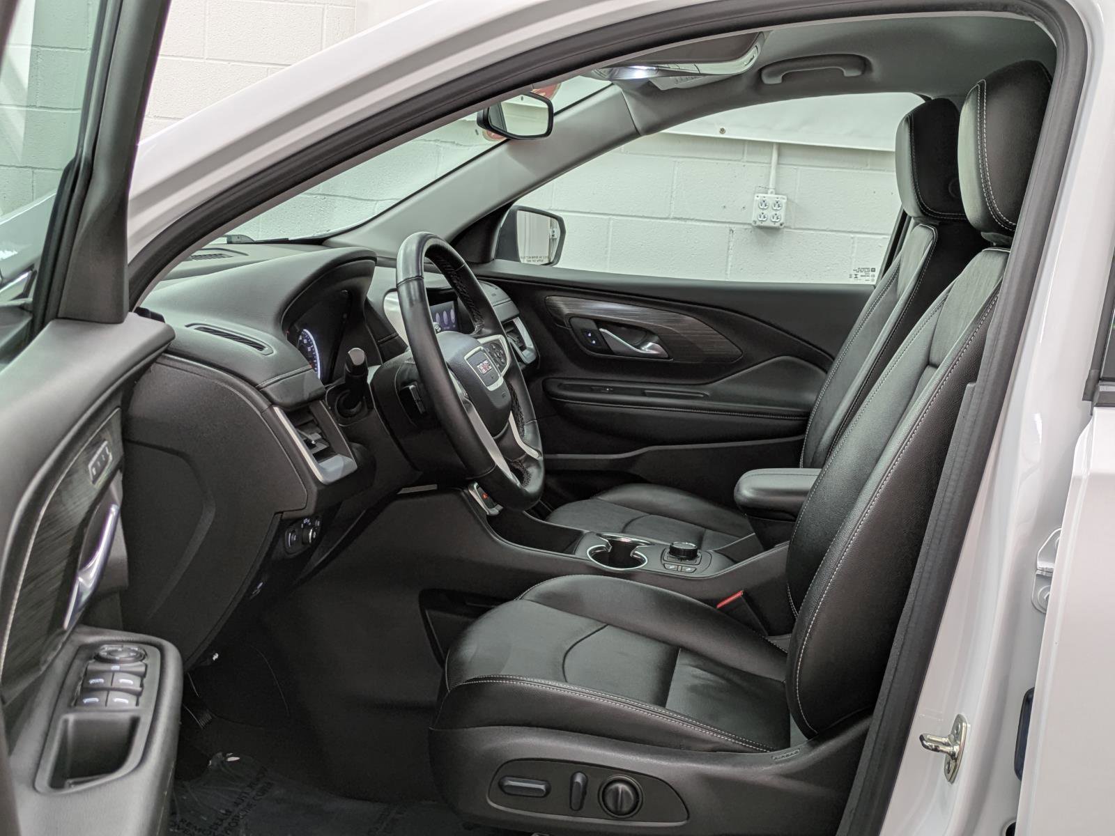 Used 2024 GMC Terrain SLT image 3