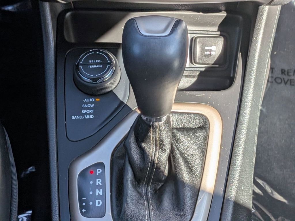 Used 2014 Jeep Cherokee Limited w/ Luxury Group AWD/4WD image 29
