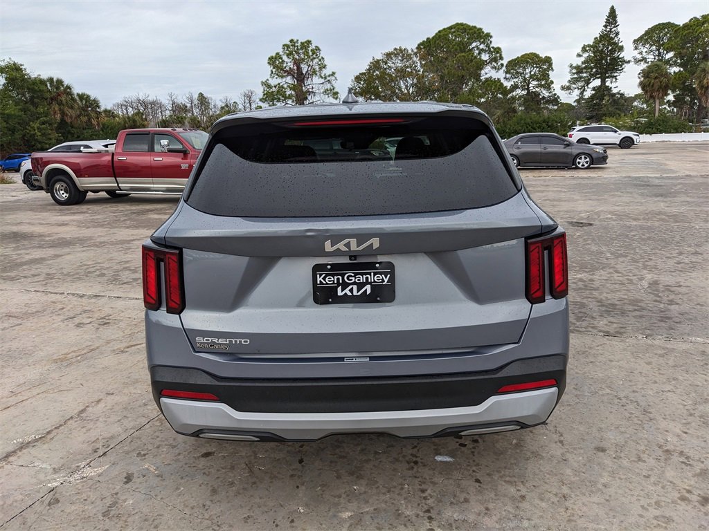 Certified 2024 Kia Sorento LX image 8