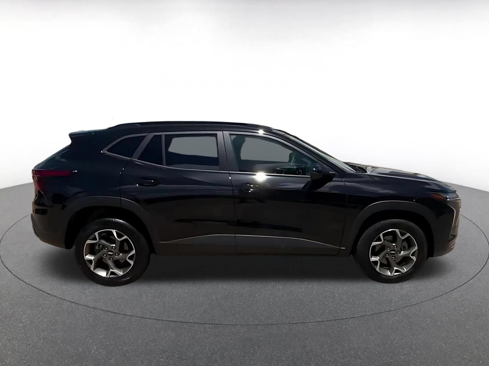 Used 2025 Chevrolet Trax LT FWD image 9