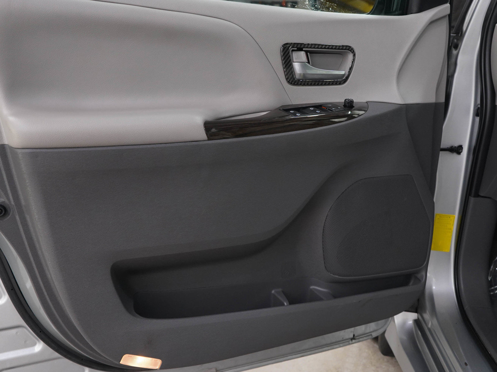 Used 2020 Toyota Sienna XLE w/ XLE Navigation Package FWD image 21