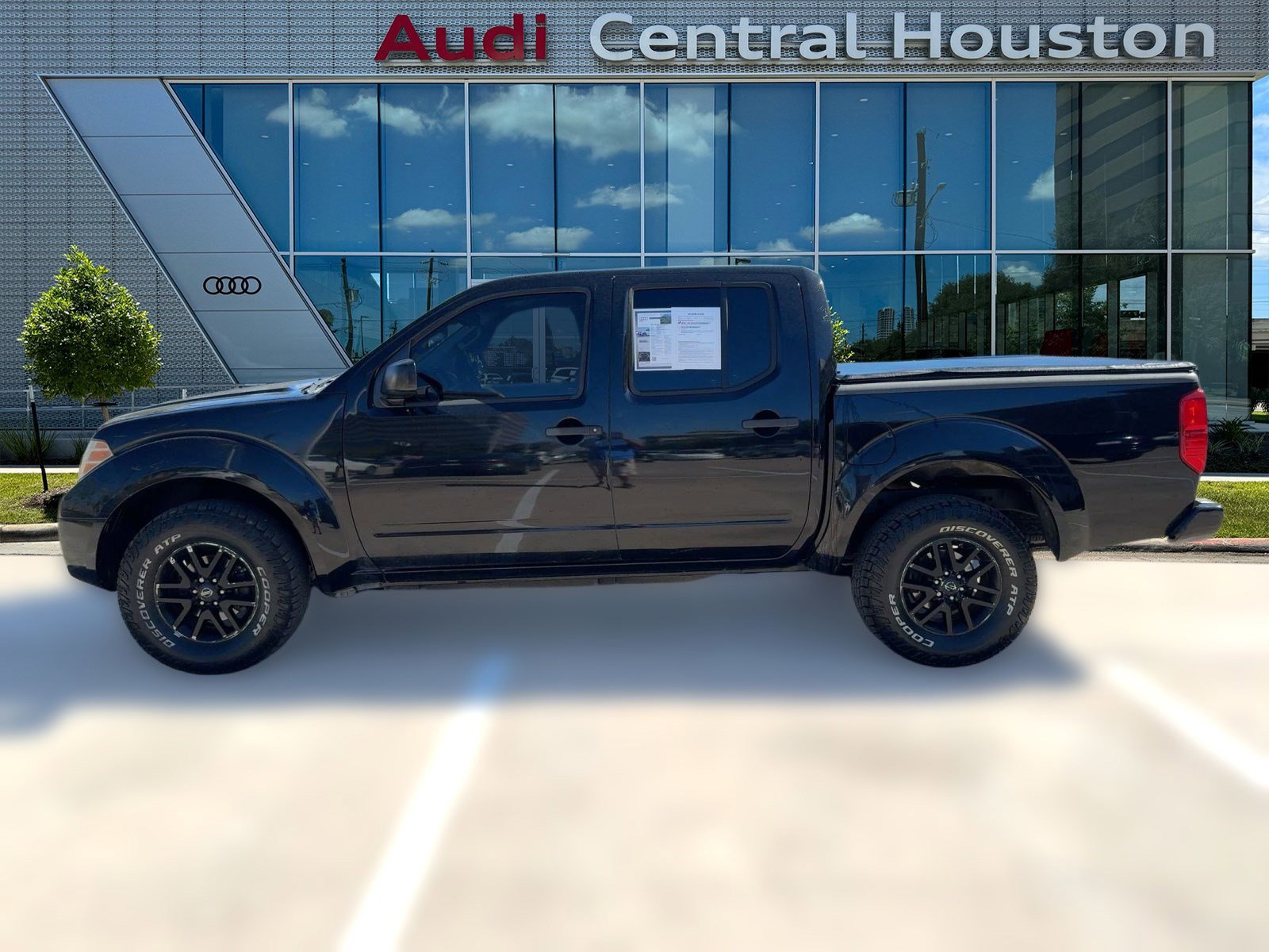 Used 2014 Nissan Frontier SV image 2