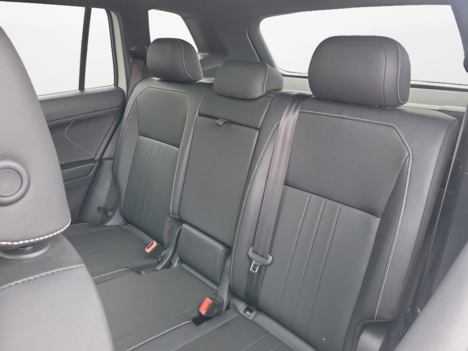 Certified 2023 Volkswagen Tiguan SE R-Line image 15