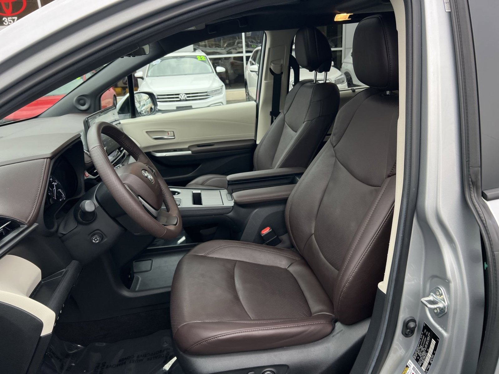 Used 2023 Toyota Sienna Platinum image 13