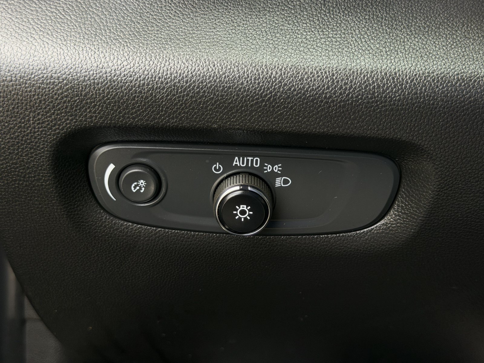 Used 2022 Chevrolet Traverse LS FWD image 22