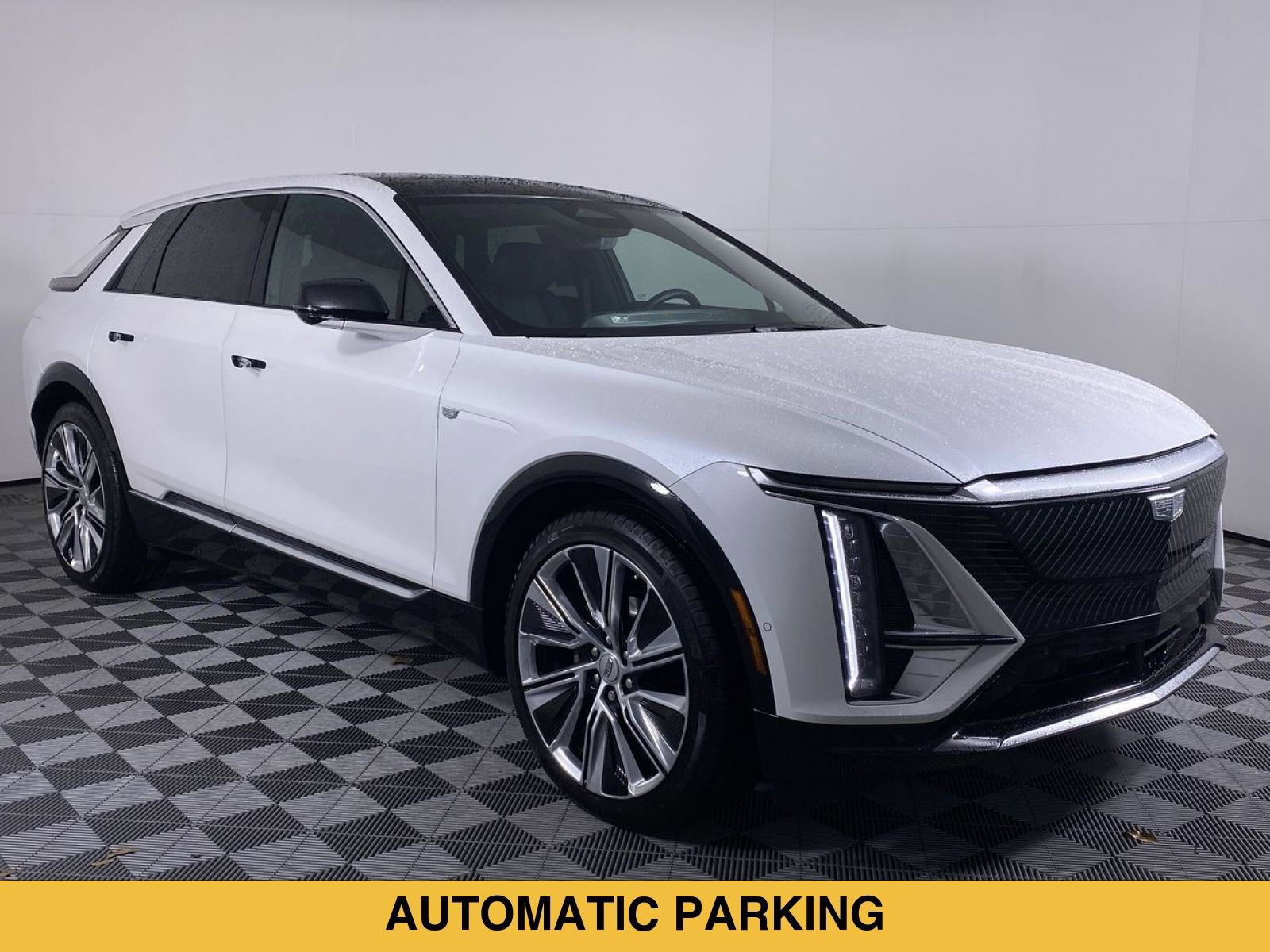 Certified 2025 Cadillac Lyriq Luxury w/ LPO, Floor Liner Package AWD/4WD image 21