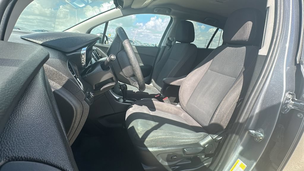Used 2020 Chevrolet Trax LS w/ Tint and Cruise Package FWD image 4