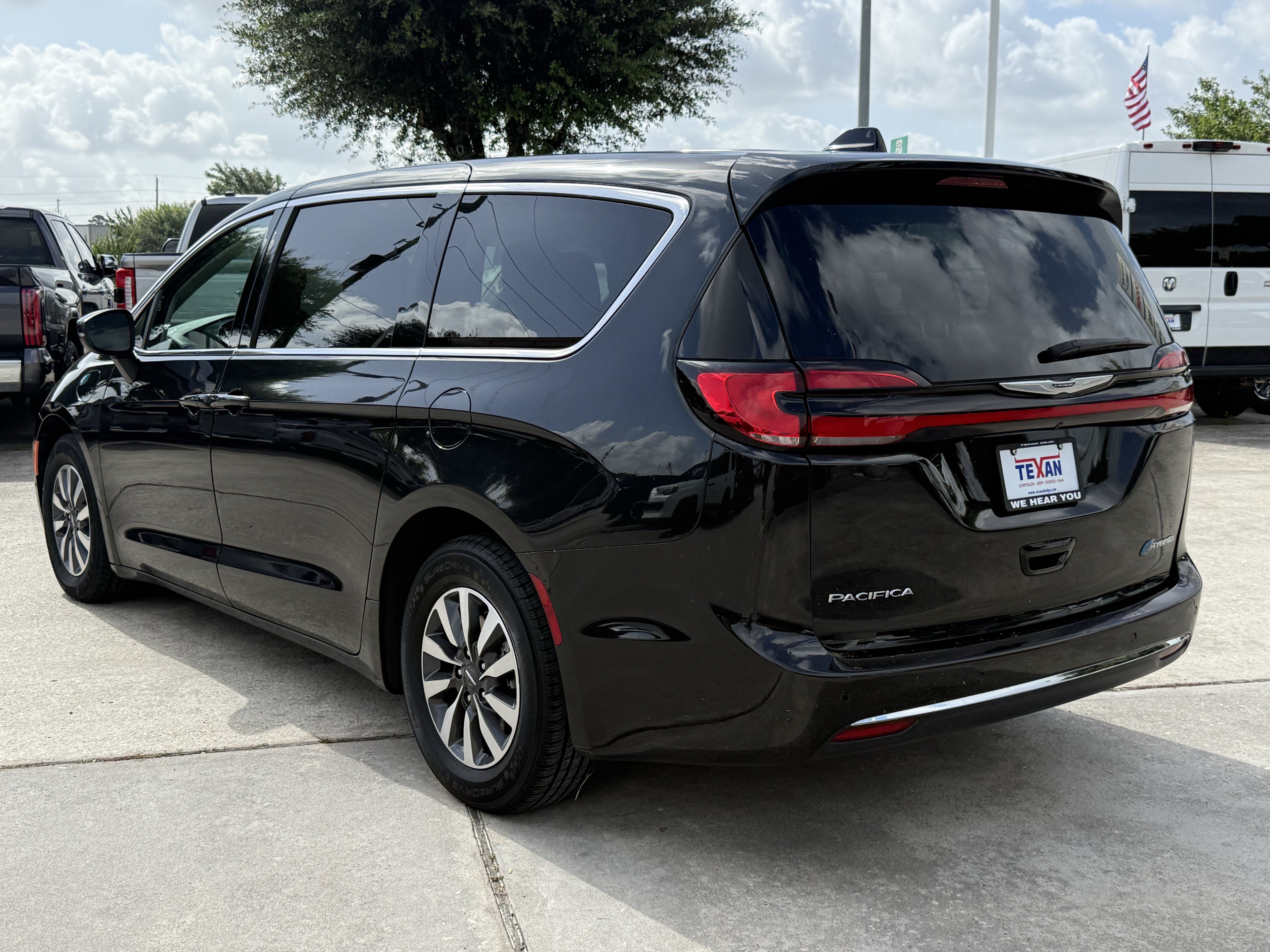 Used 2023 Chrysler Pacifica Touring-L FWD image 7