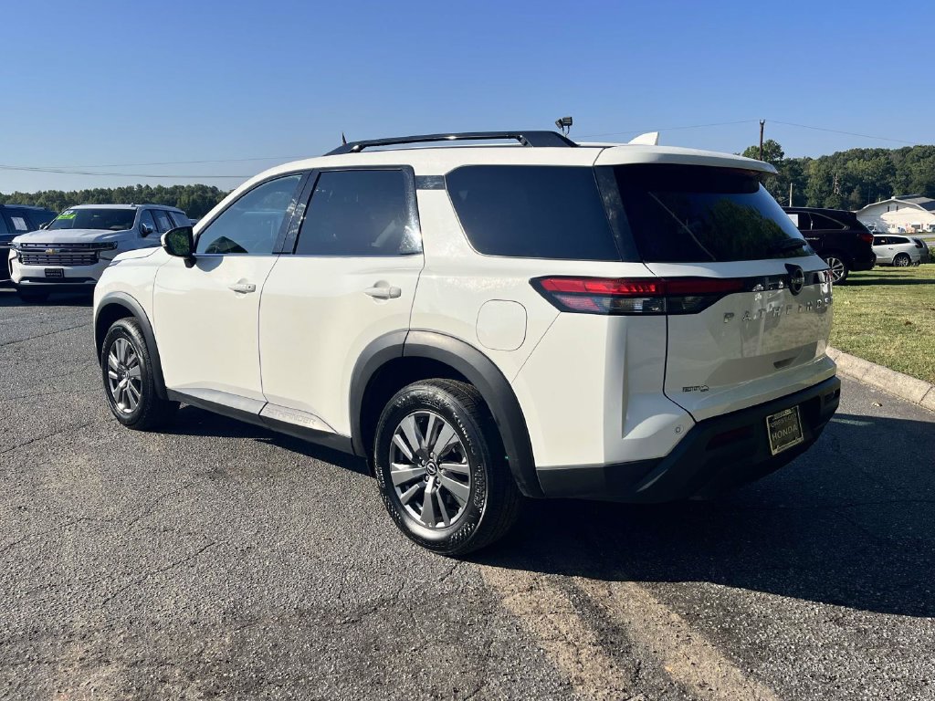 Used 2025 Nissan Pathfinder SV FWD image 3