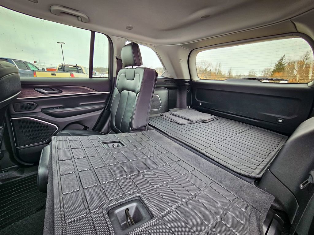 Used 2023 Jeep Grand Cherokee Limited w/ Black Appearance Package image 37