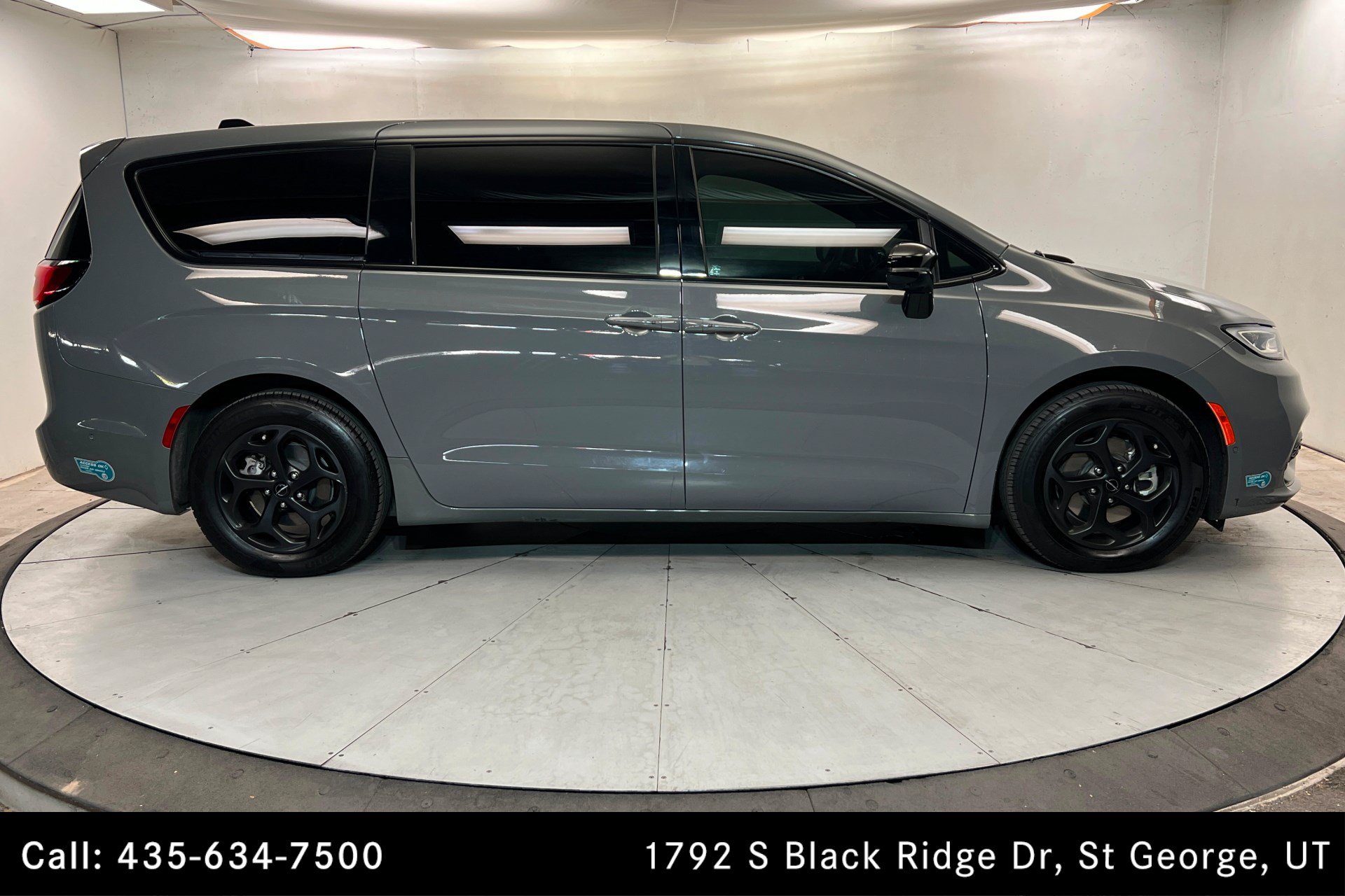 Used 2023 Chrysler Pacifica Limited w/ Uconnect Theater Family Group FWD image 6