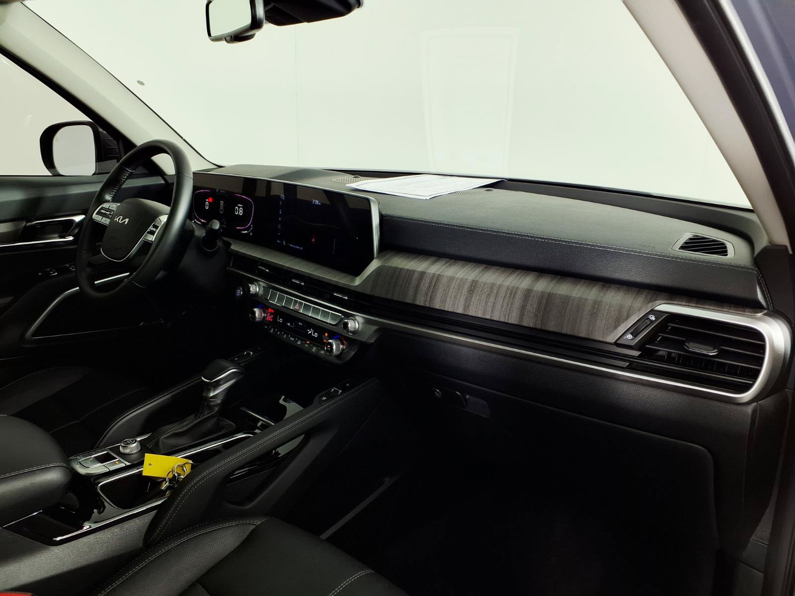 Used 2023 Kia Telluride EX w/ EX Captain's Chair Package FWD image 9