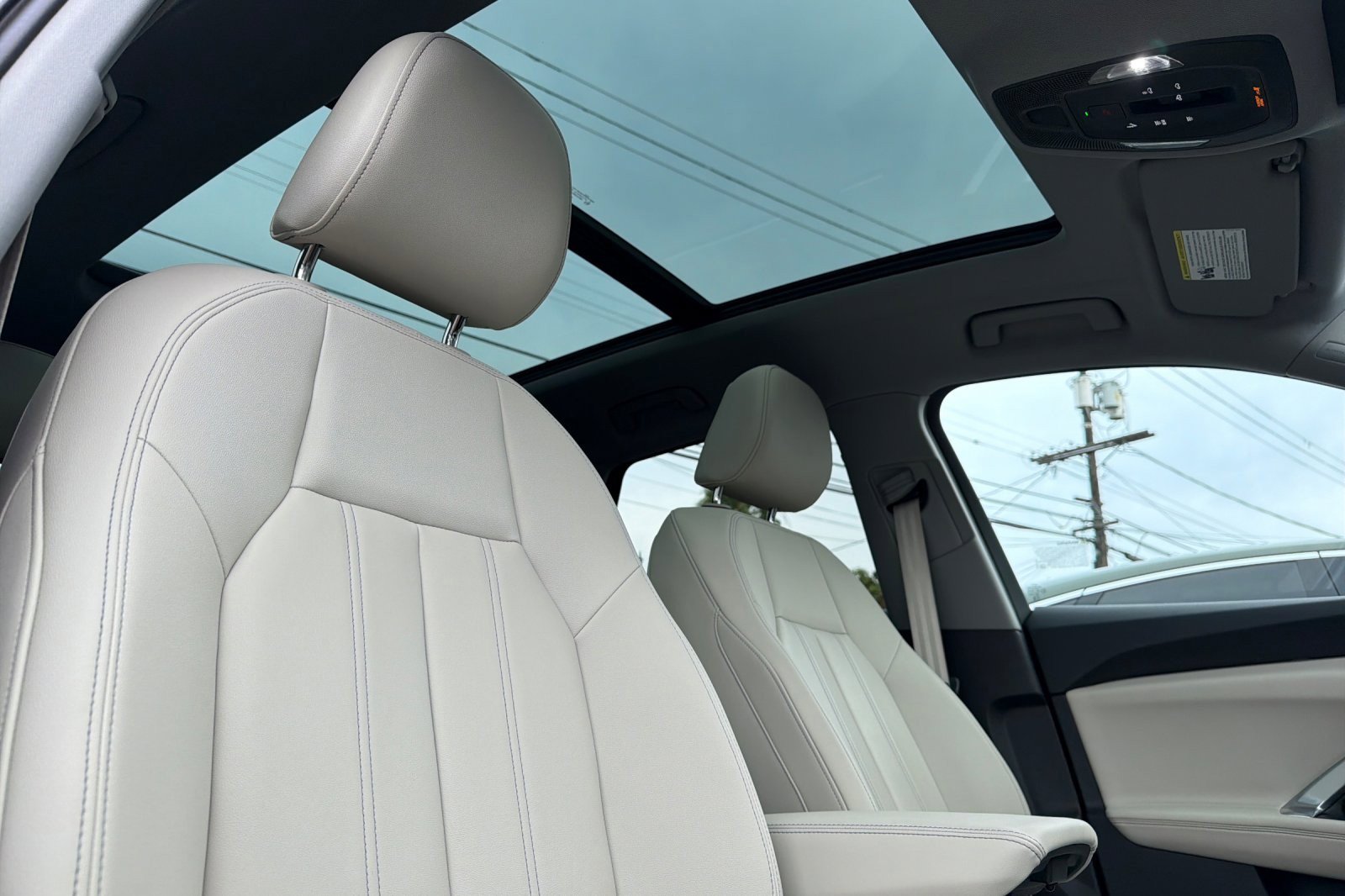 Used 2025 Audi Q5 Premium w/ Convenience Package image 16