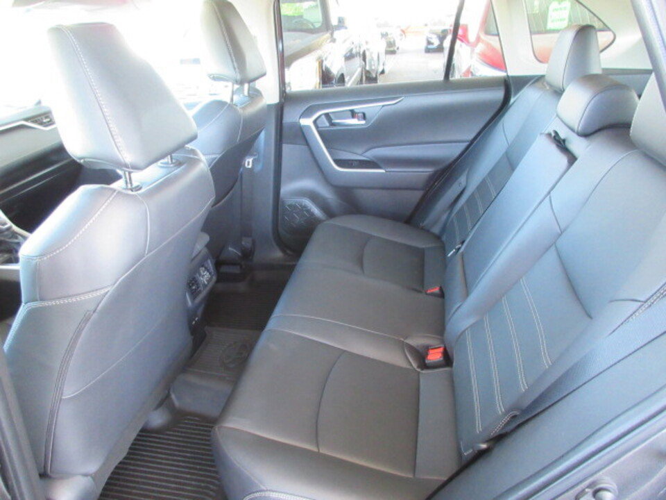 Used 2025 Toyota RAV4 XLE Premium image 28