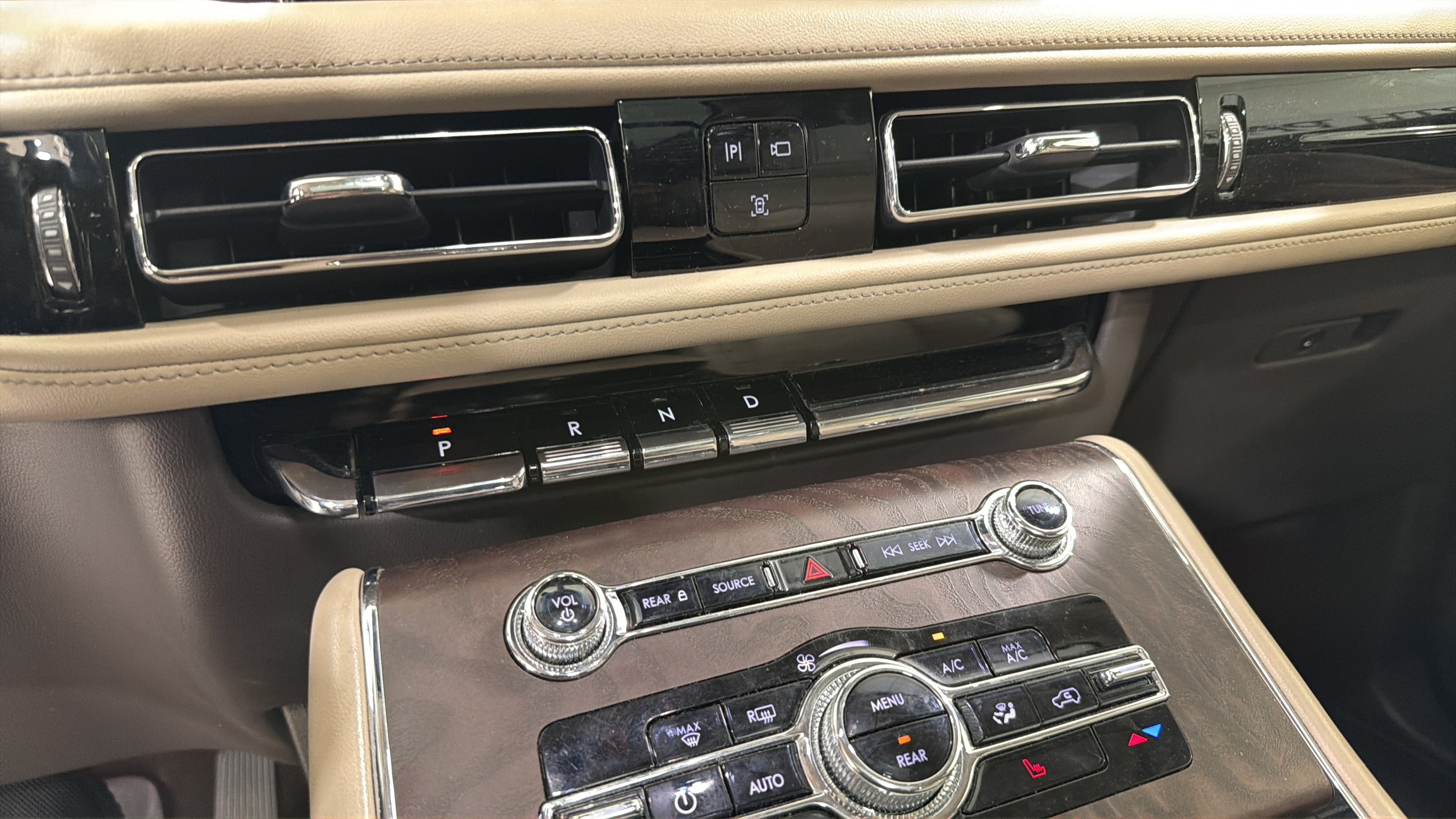 Used 2023 Lincoln Aviator Reserve w/ Class IV Trailer Tow Package RWD image 20