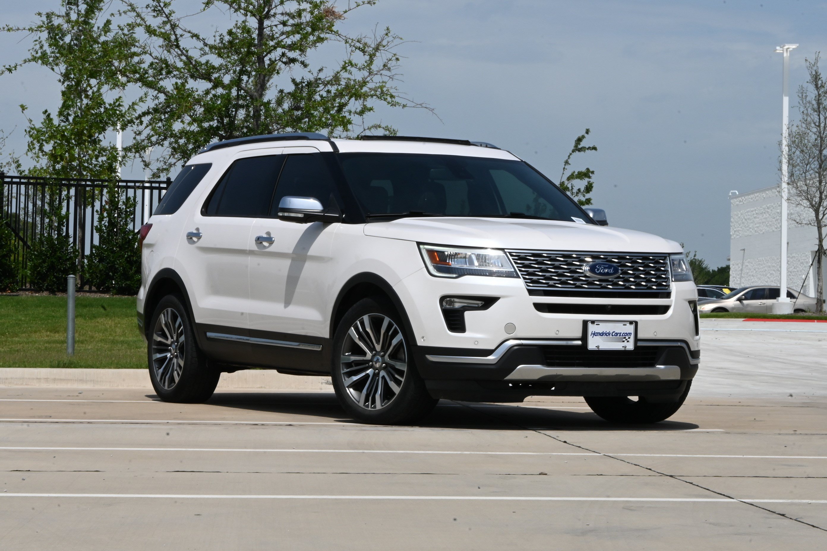 Used 2018 Ford Explorer Platinum AWD/4WD image 2