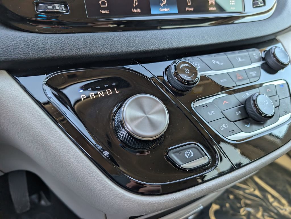 Used 2024 Chrysler Pacifica Touring-L image 27