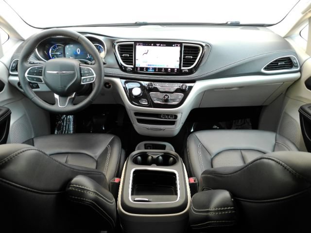 Used 2024 Chrysler Pacifica Limited FWD image 3