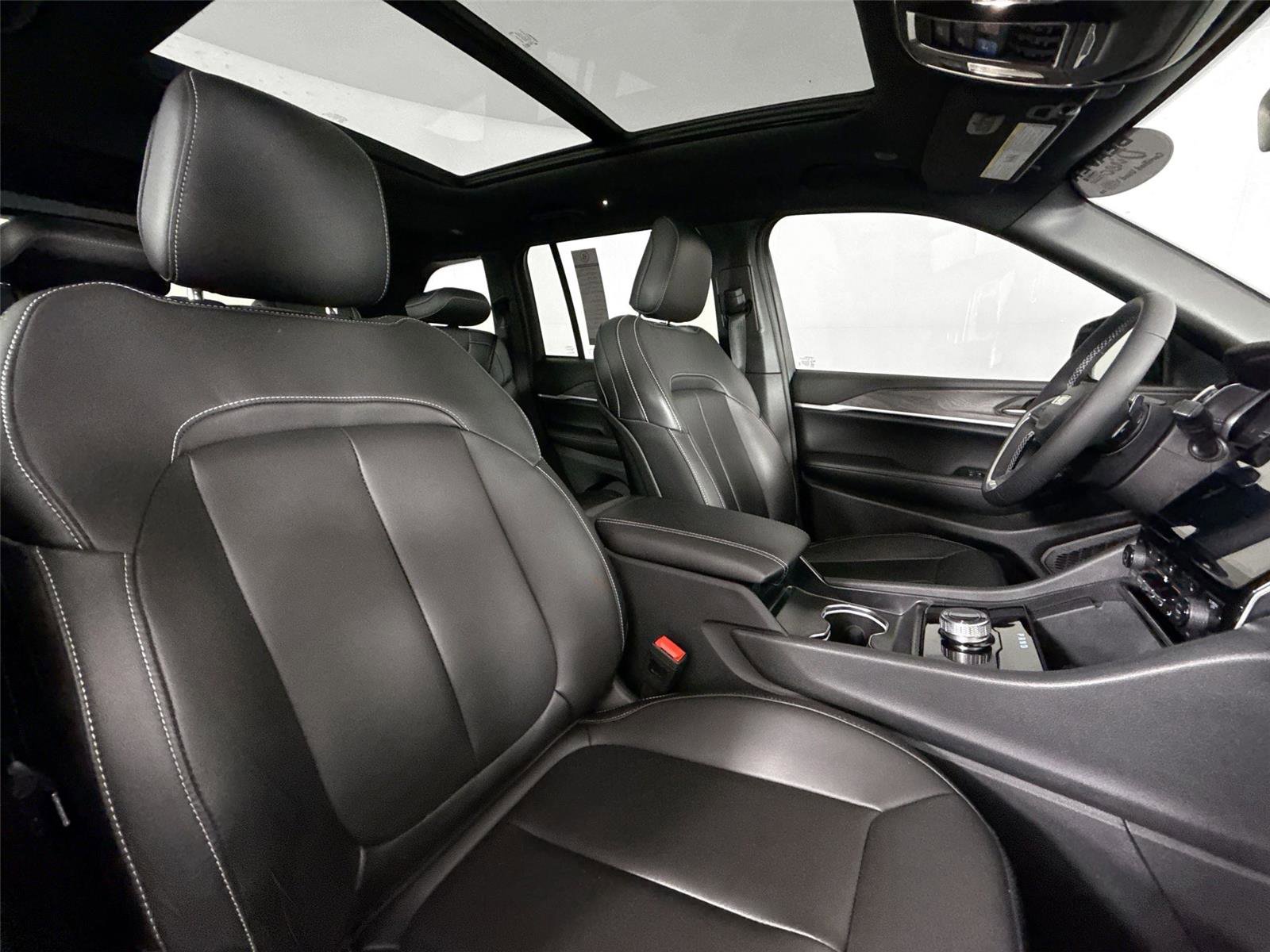 Used 2025 Jeep Grand Cherokee Limited w/ Black Appearance Package RWD image 44