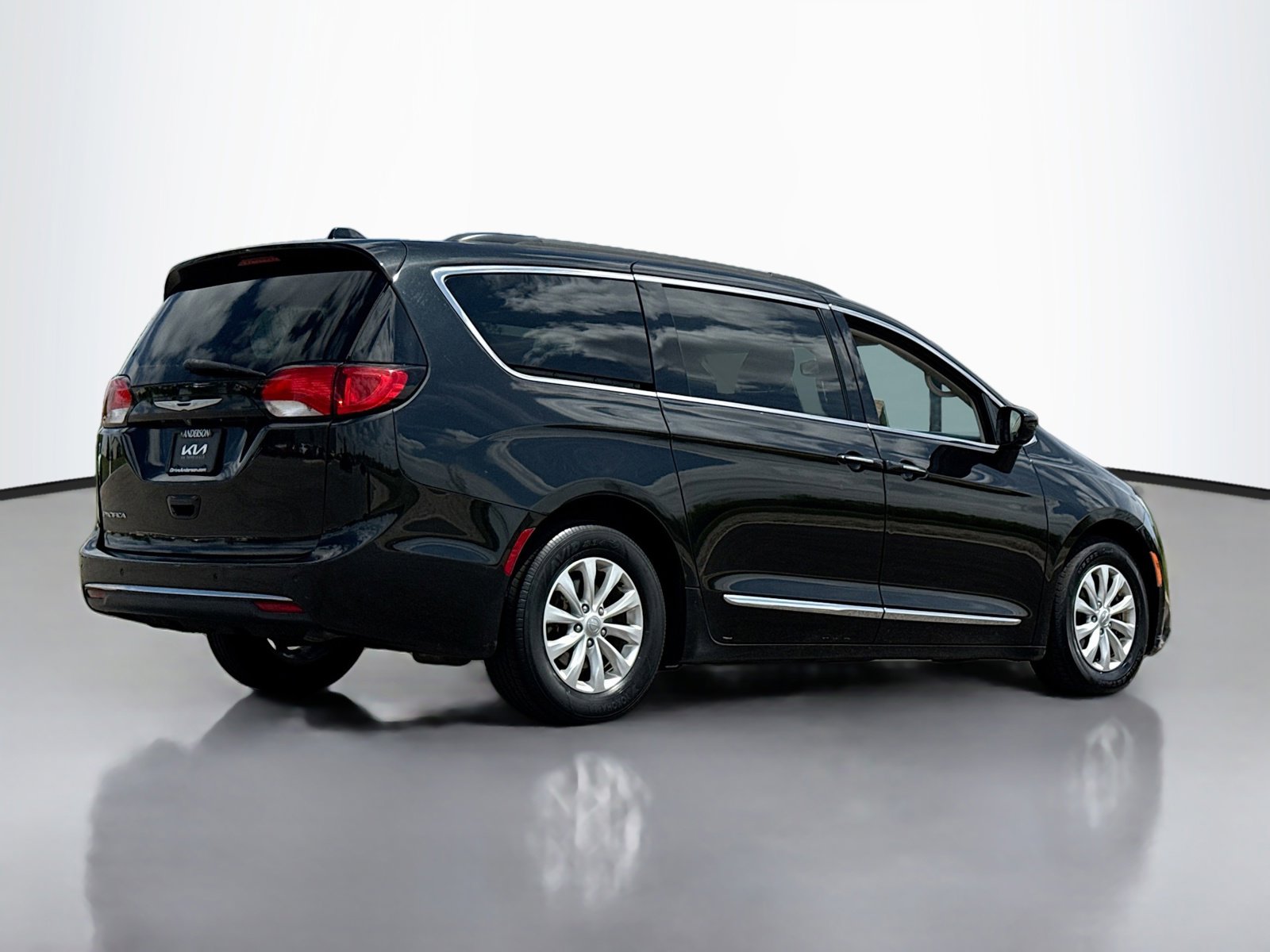 Used 2017 Chrysler Pacifica Touring-L FWD image 2