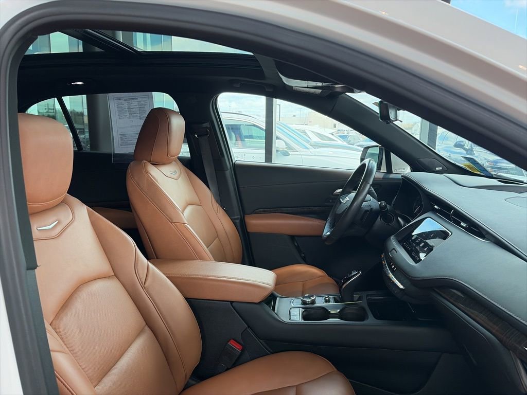 Used 2023 Cadillac XT4 Sport w/ LPO, Onyx Lite Package AWD/4WD image 9