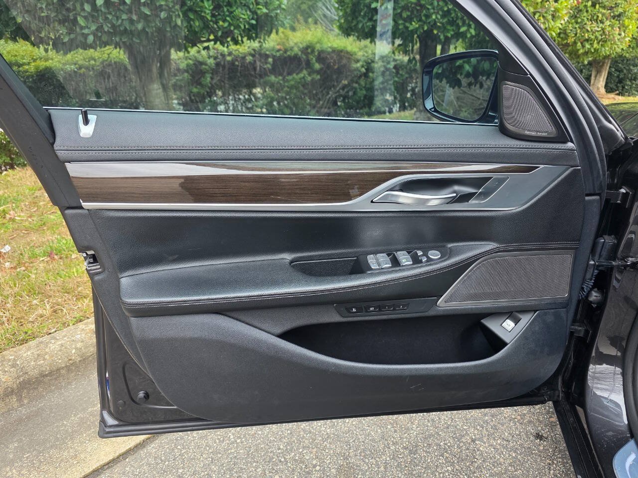Used 2019 BMW 740i xDrive AWD/4WD image 10