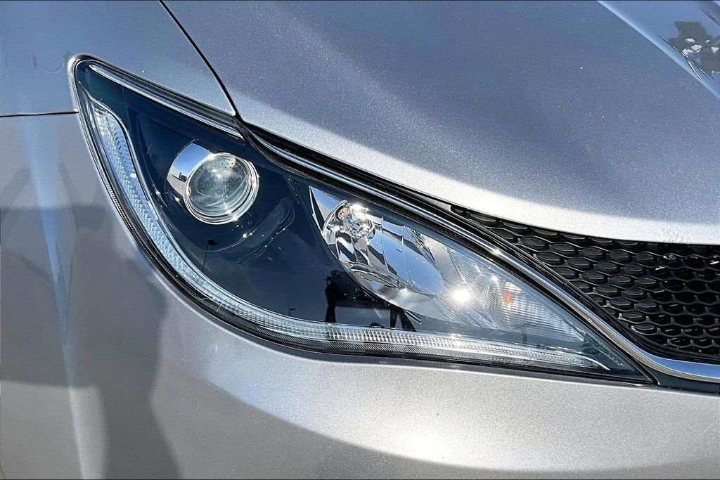 Used 2018 Chrysler Pacifica Touring-L image 29