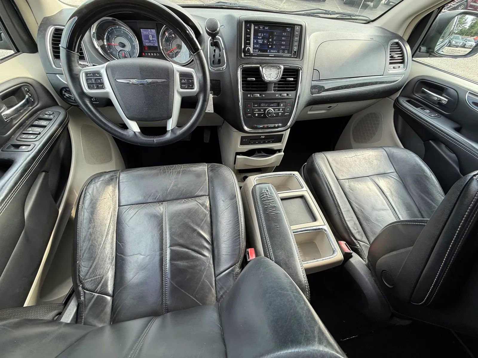 Used 2014 Chrysler Town & Country Limited image 15