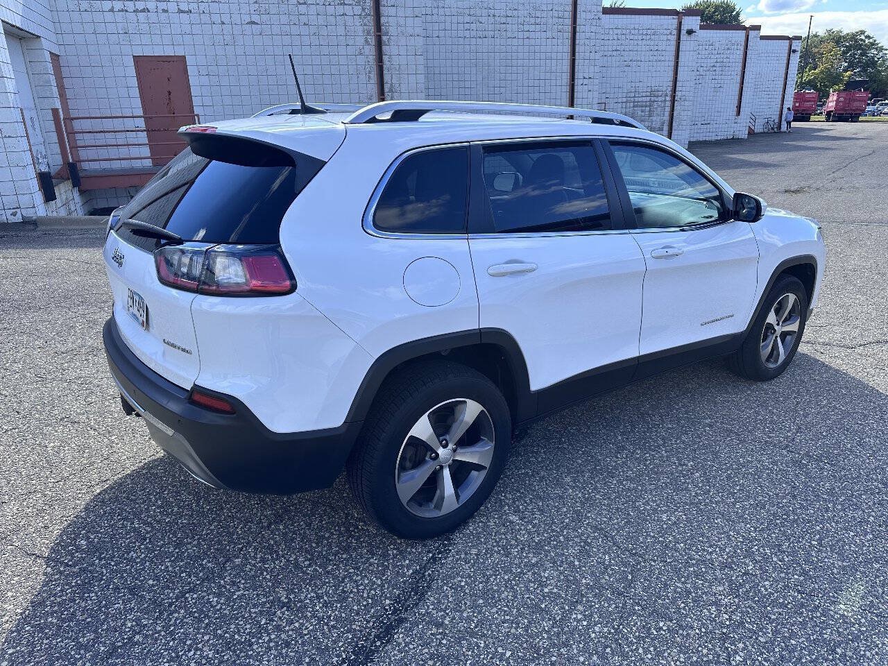 Used 2020 Jeep Cherokee Limited w/ Trailer Tow Group AWD/4WD image 3