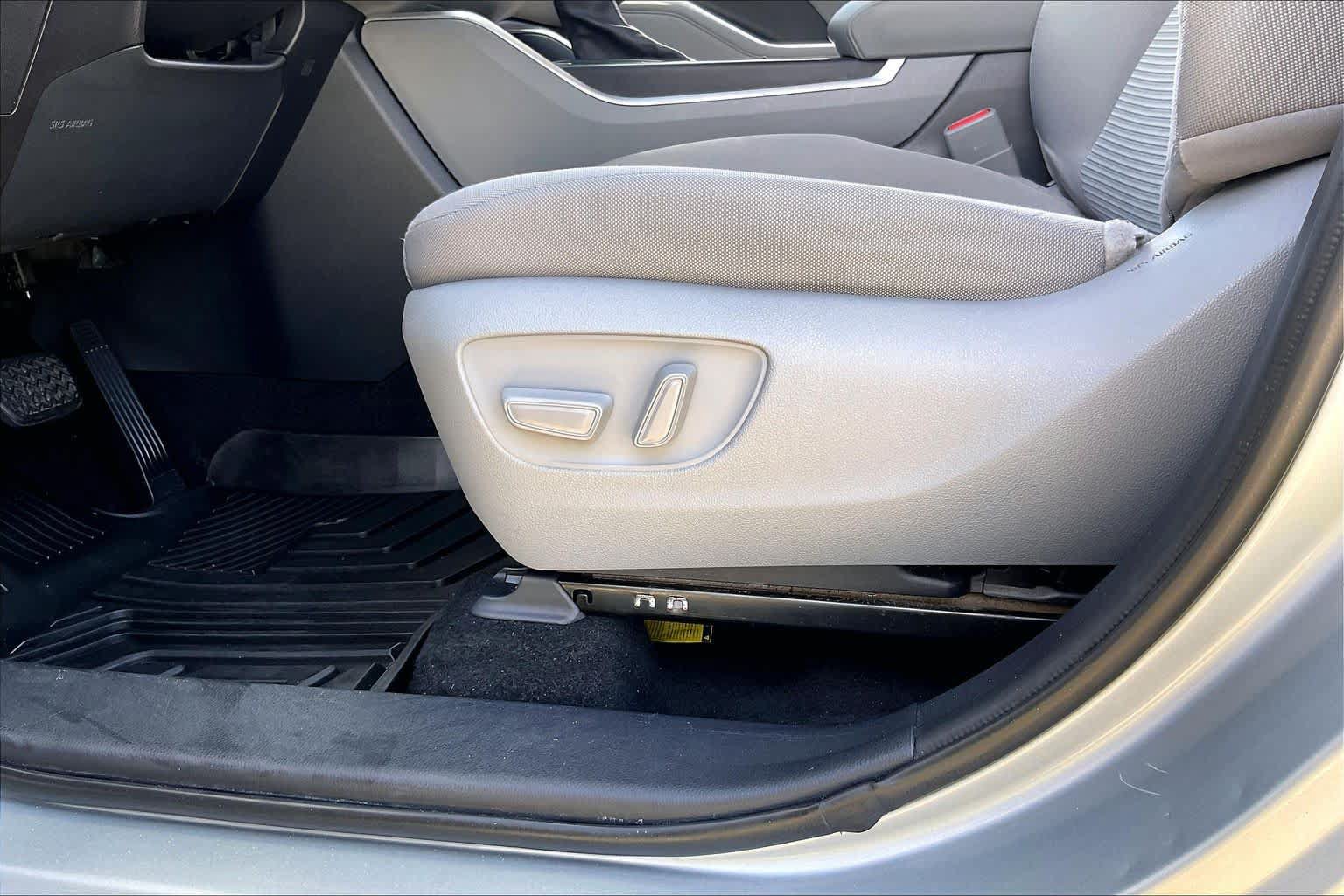 Used 2021 Toyota Highlander LE FWD image 28