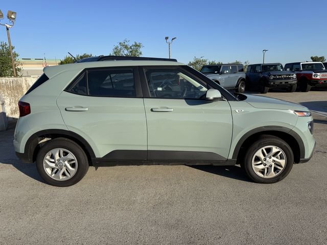 Used 2025 Hyundai Venue SE FWD image 2