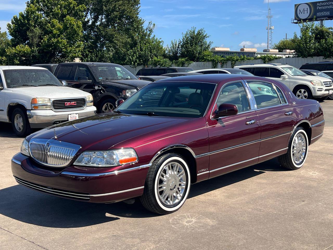 Used 2006 Lincoln Town Car Signature RWD image 2