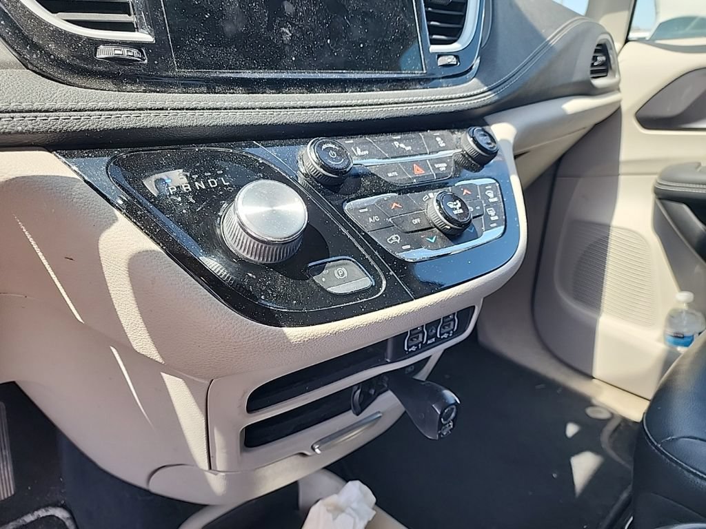 Used 2022 Chrysler Pacifica Touring-L FWD image 25