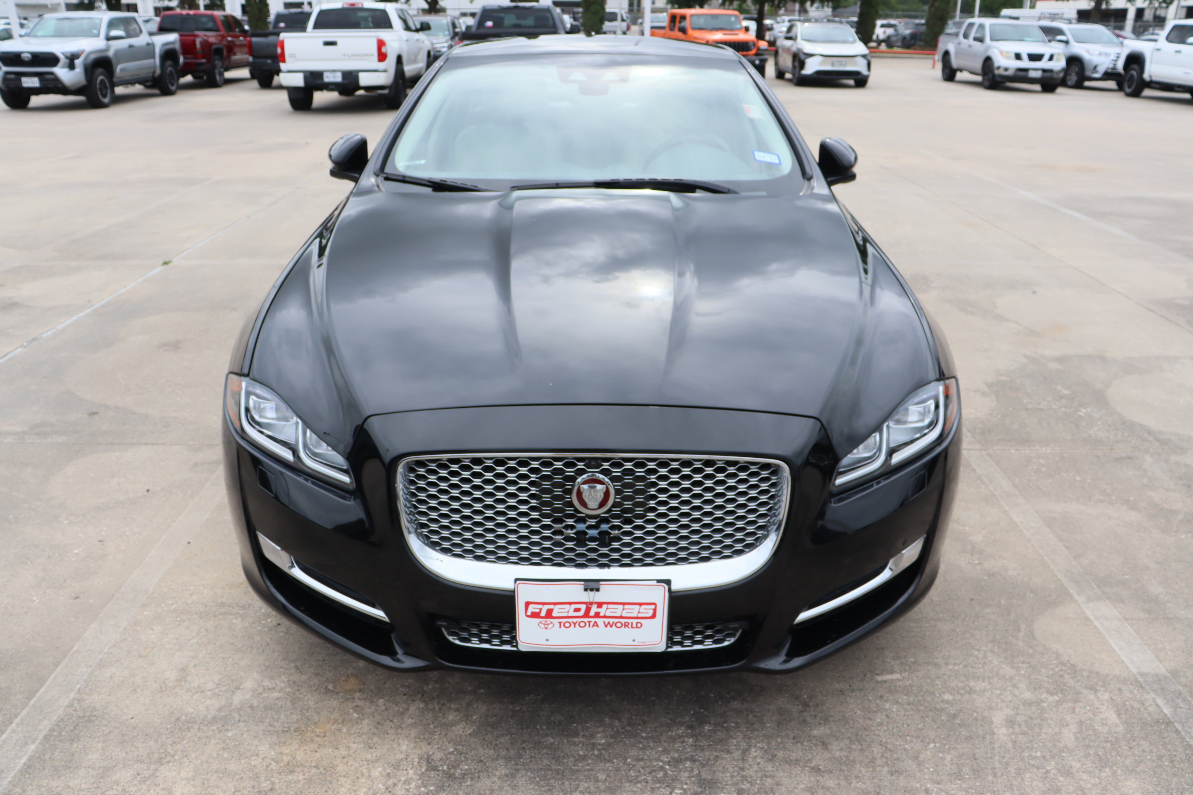 Used 2019 Jaguar XJ L Supercharged RWD image 3