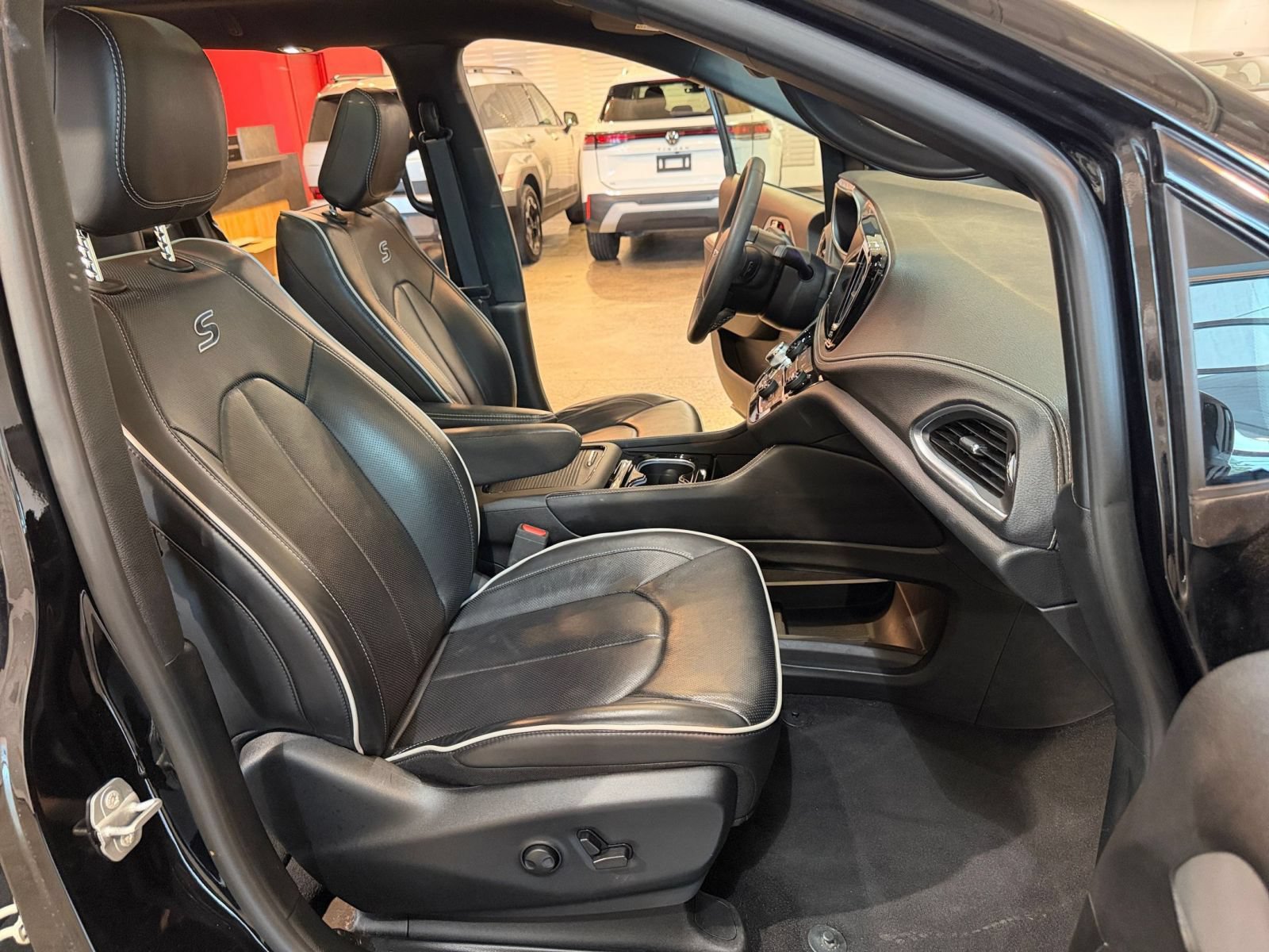 Used 2025 Chrysler Pacifica Limited FWD image 39