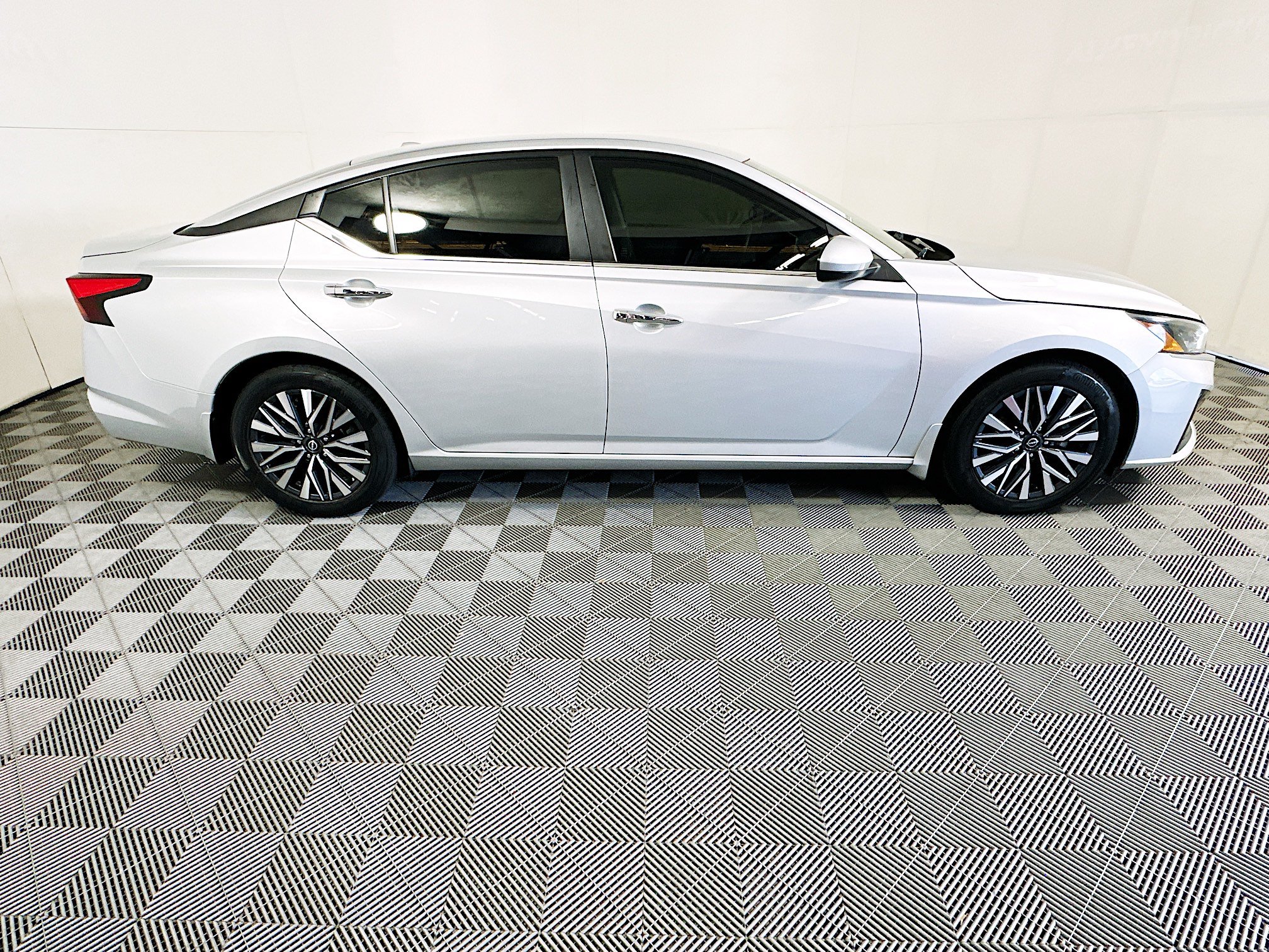 Used 2023 Nissan Altima 2.5 SV FWD image 2
