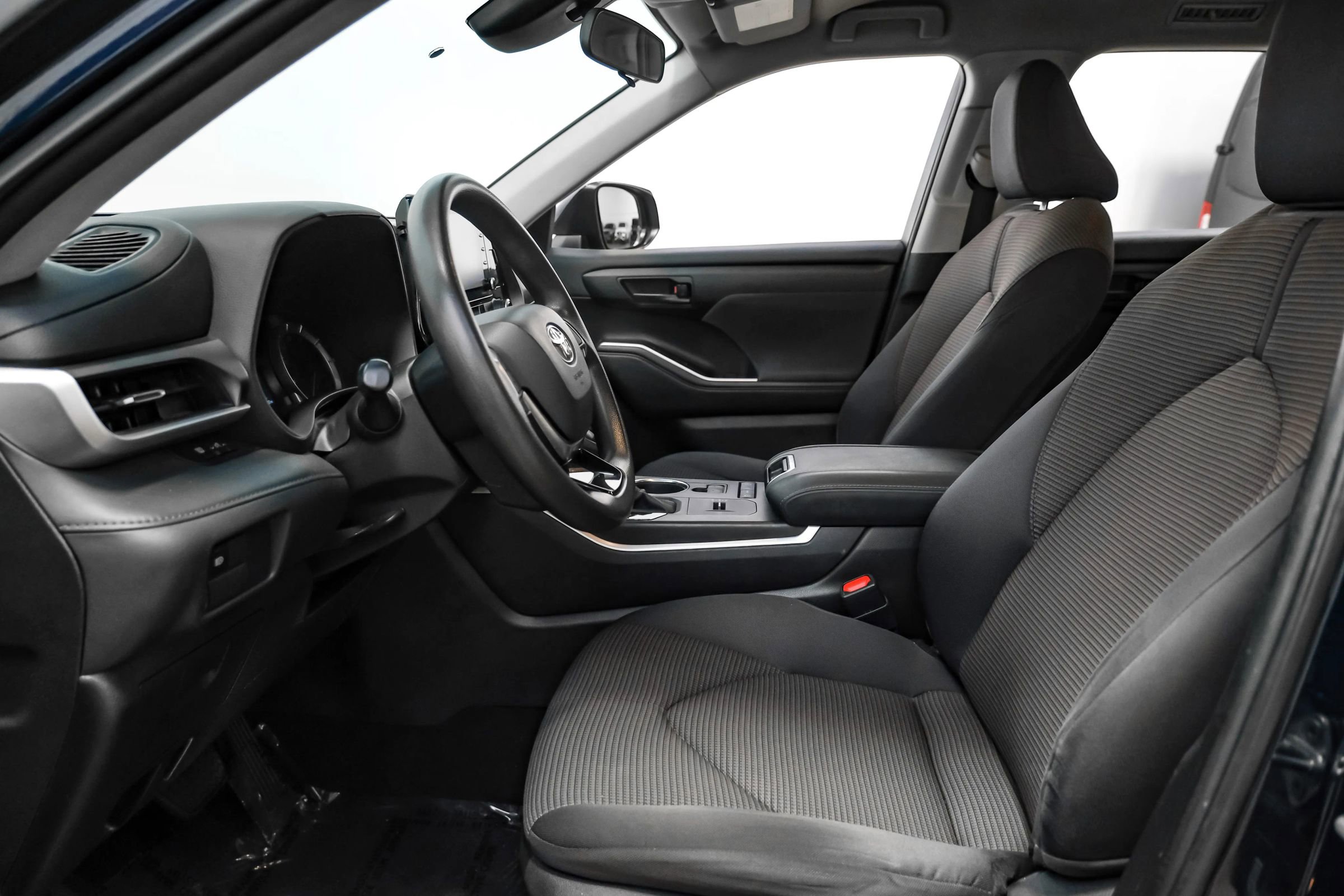 Used 2020 Toyota Highlander L FWD image 31