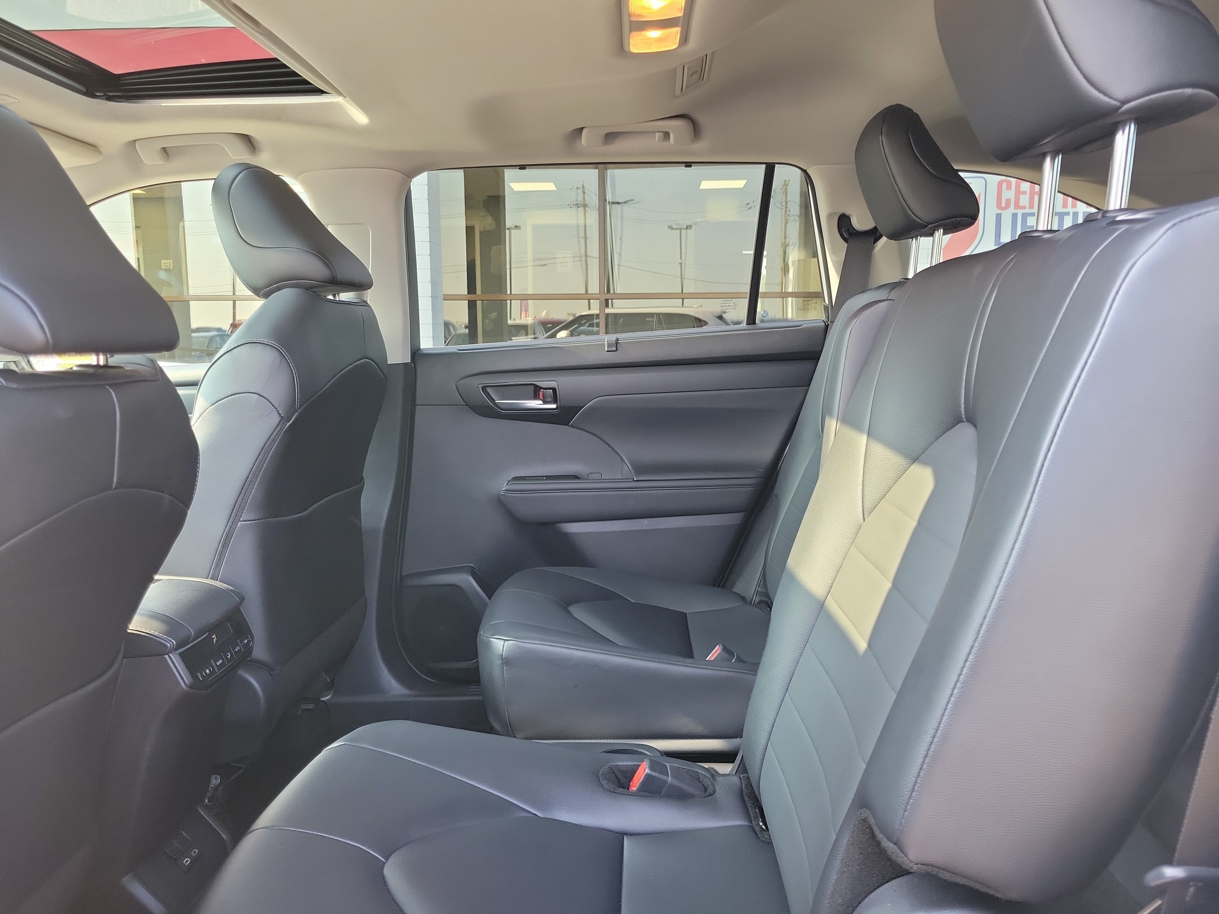 Used 2026 Toyota Highlander XLE AWD/4WD image 11