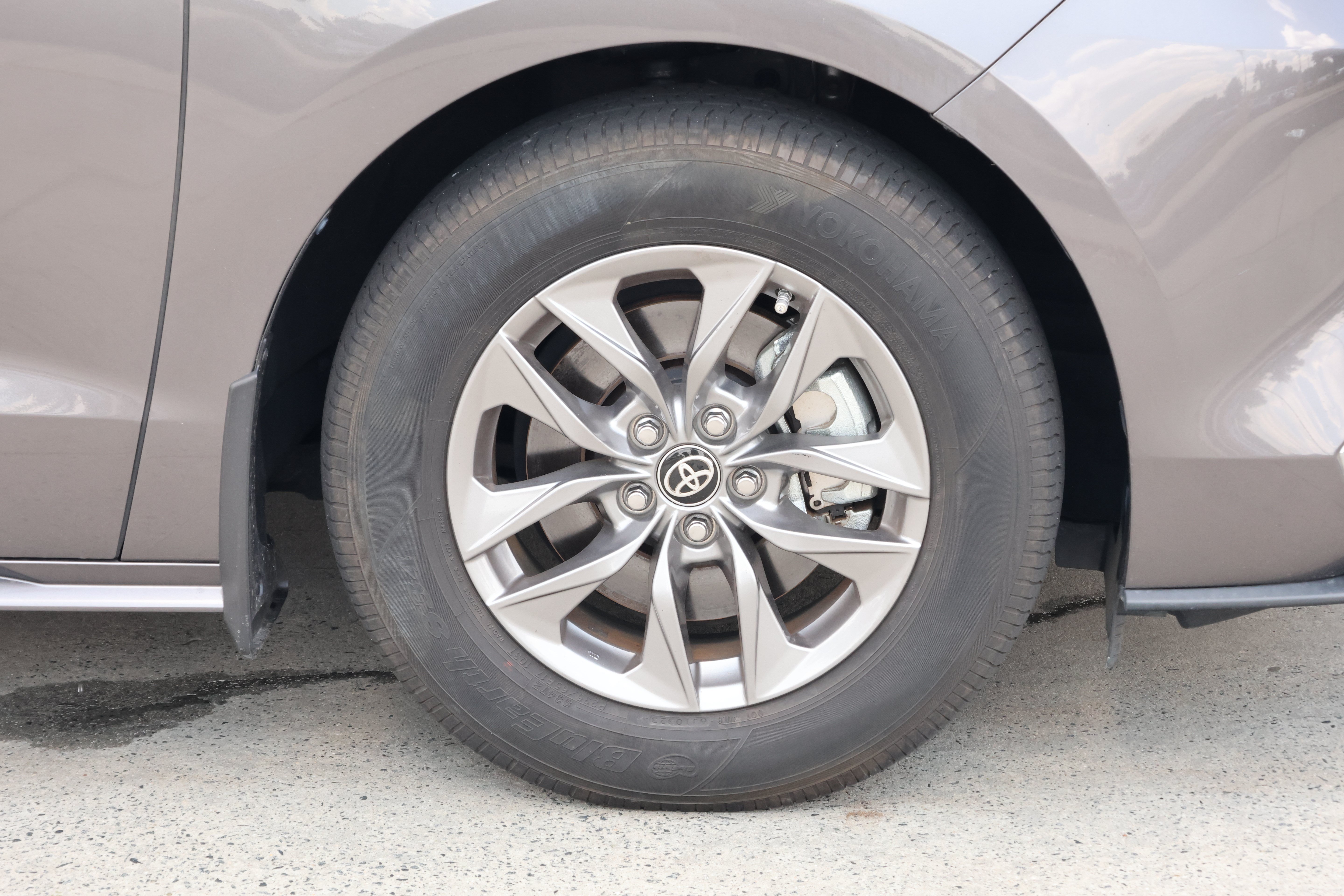 Used 2024 Toyota Sienna XLE w/ XLE Plus Package FWD image 11