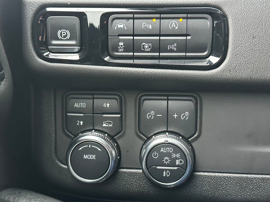 Used 2025 GMC Yukon XL Denali image 31