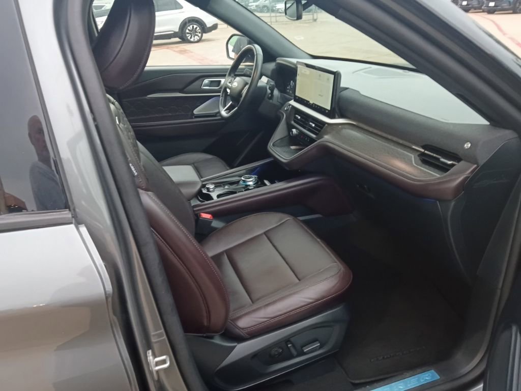 Used 2025 Ford Explorer Platinum w/ LUX Leather Package image 8