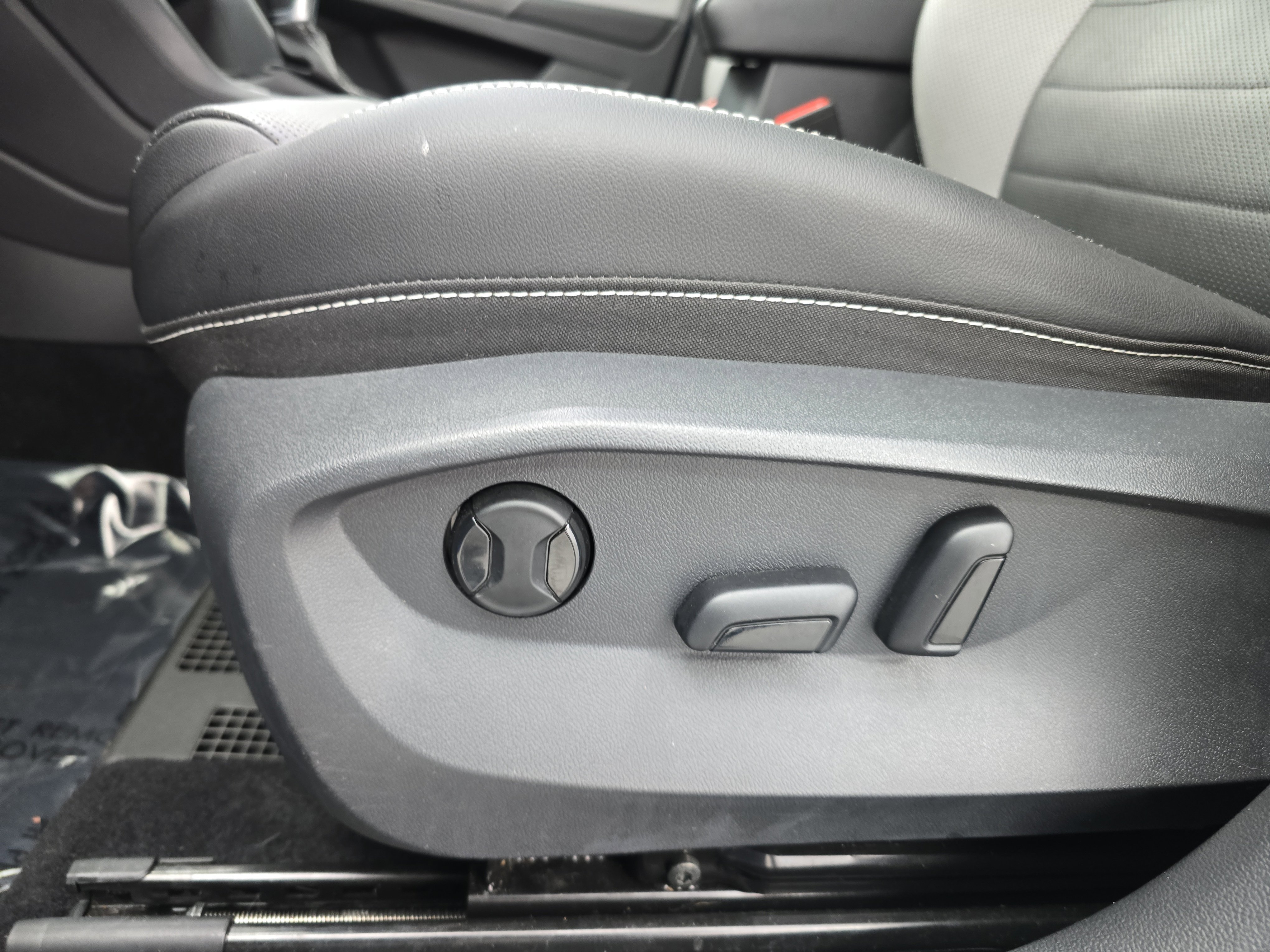 Certified 2022 Volkswagen Taos SEL w/ Panoramic Sunroof Package image 28